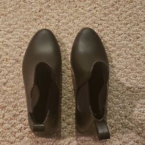 Black ankle rainboots